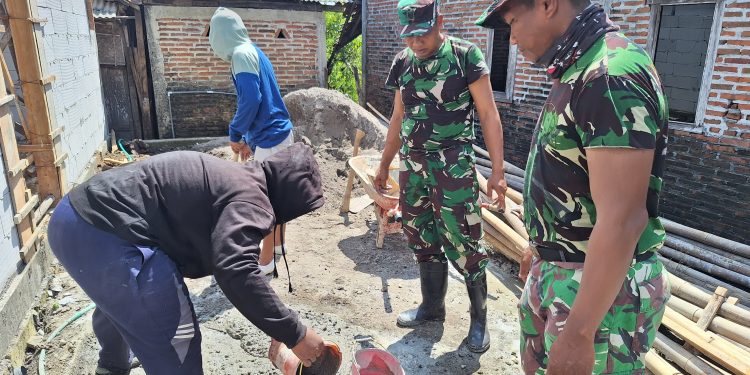 Satgas TMMD dan Warga Desa Godo Bersatu, Bangun Rumah dan Kebersamaan