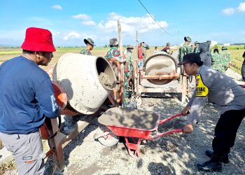 Adukan Semen Jadi Simbol Harapan, Warga Godo Terharu Dibantu TNI