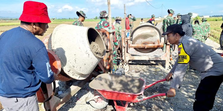 Adukan Semen Jadi Simbol Harapan, Warga Godo Terharu Dibantu TNI