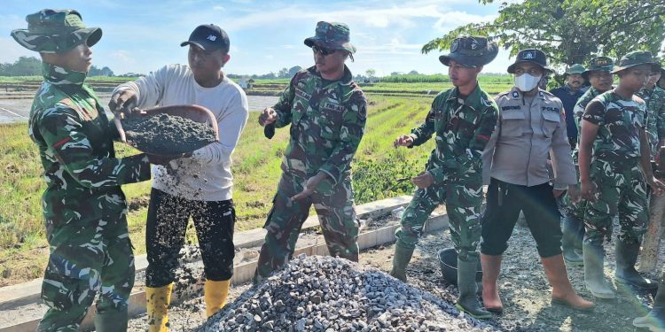 Di Balik Keringat Satgas TMMD, Tersimpan Kisah Haru Kebersamaan TNI,Polri dan Rakyat