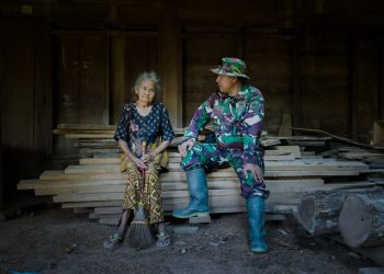 Sentuhan Kemanusiaan TMMD 128, Kehangatan Babinsa di Rumah Mbah Sumarni