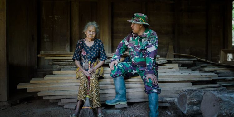 Sentuhan Kemanusiaan TMMD 128, Kehangatan Babinsa di Rumah Mbah Sumarni