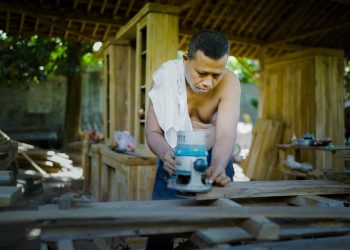 Sentuhan TMMD 128, Keterampilan Warga Diasah Lewat Pekerjaan Kayu