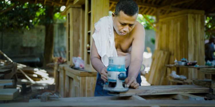 Sentuhan TMMD 128, Keterampilan Warga Diasah Lewat Pekerjaan Kayu