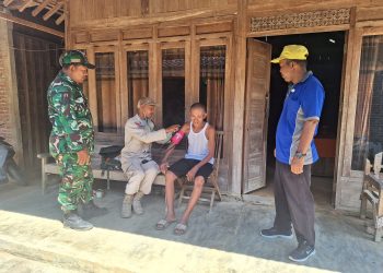 Tim Kesehatan Satgas TMMD 128 Door to Door Layani Warga Sakit di Desa Godo