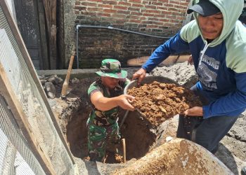 Satgas TMMD 128 Bantu Pembuatan Jamban Rumah Ibu Sumarni