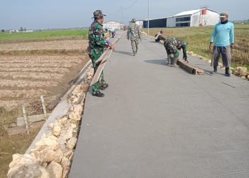 Pemasangan Papan Penyekat Perkuat Kualitas Betonisasi Jalan TMMD di Desa Godo