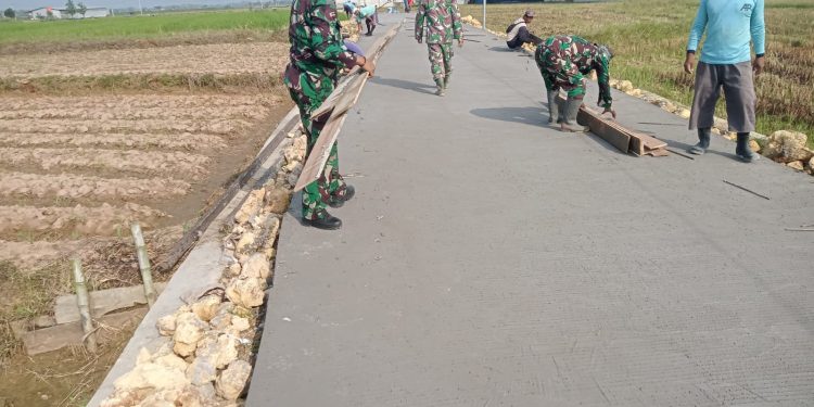 Pemasangan Papan Penyekat Perkuat Kualitas Betonisasi Jalan TMMD di Desa Godo