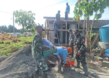 Pengecoran Atap Jadi Simbol Kebersamaan, TMMD Bangun MCK di Desa Godo