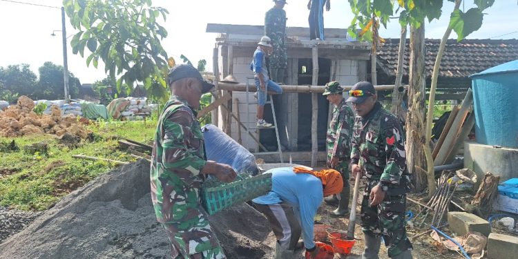 Pengecoran Atap Jadi Simbol Kebersamaan, TMMD Bangun MCK di Desa Godo