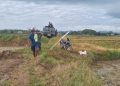 Dorong Alat Bor 450 Meter di Sawah, Satgas TMMD dan Warga Tunjukkan Kekompakan