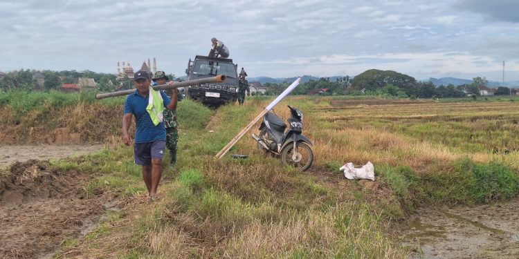Dorong Alat Bor 450 Meter di Sawah, Satgas TMMD dan Warga Tunjukkan Kekompakan