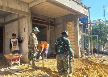 Di Tengah Terik Matahari, Satgas TMMD dan Warga Bangun Harapan Rumah Layak Huni